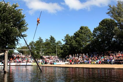 fierljeppen in it heidenskip