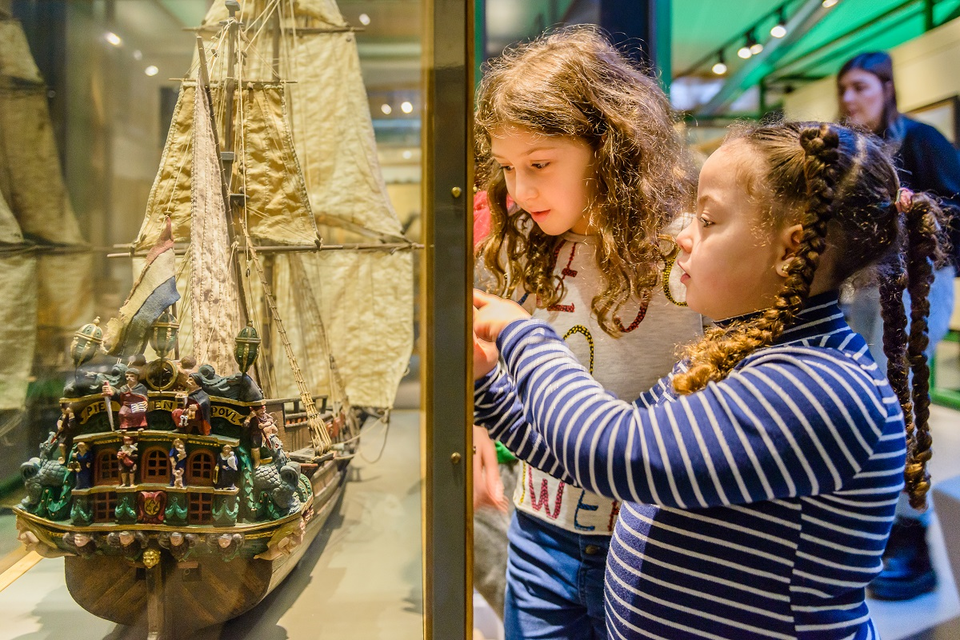 twee kinderen in een museum
