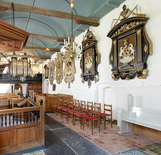 Interieur kerk Hegebeintum met rouwborden.