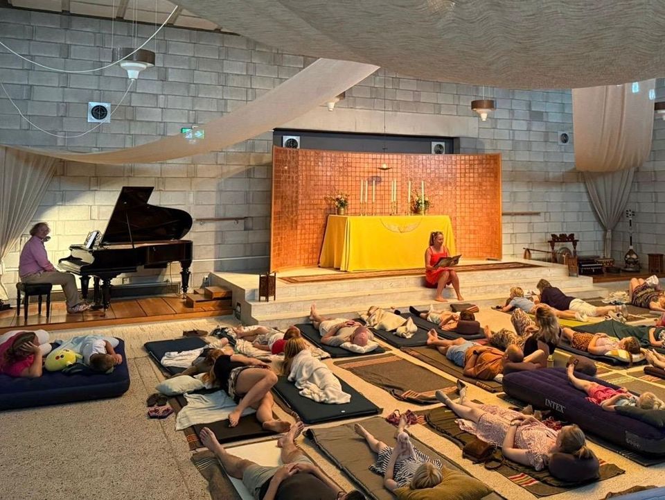 Foto van liggende mensen die luisteren naar de muziek.