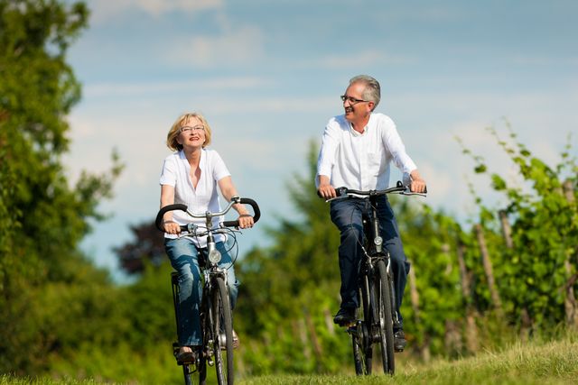 Man en vrouw fietsen in de natuur