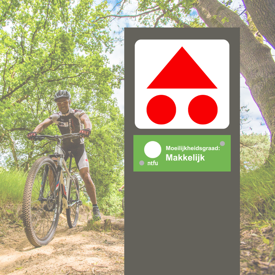 Volg de rode bewegwijzering van de driehoek met twee rondjes. De bordjes vind je op palen langs de route.