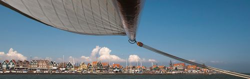 De dijk van Volendam vanaf het water.