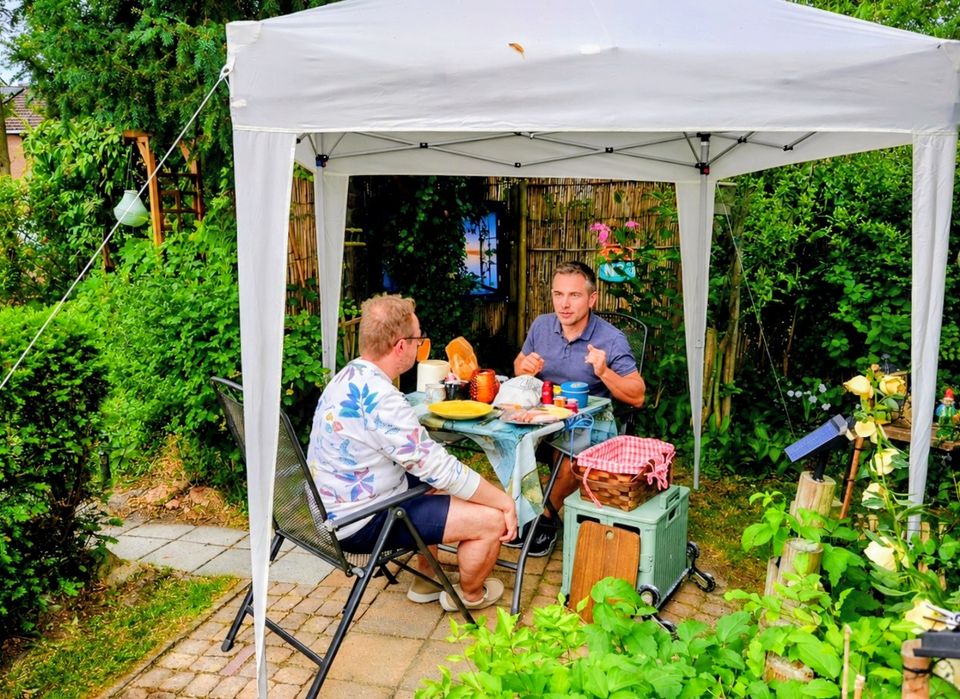 Ontbijten in de gastentuin