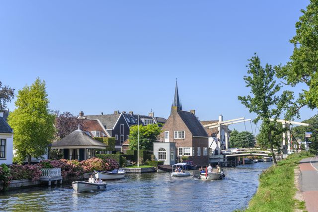 Breukelen met zicht op de brug en bootjes