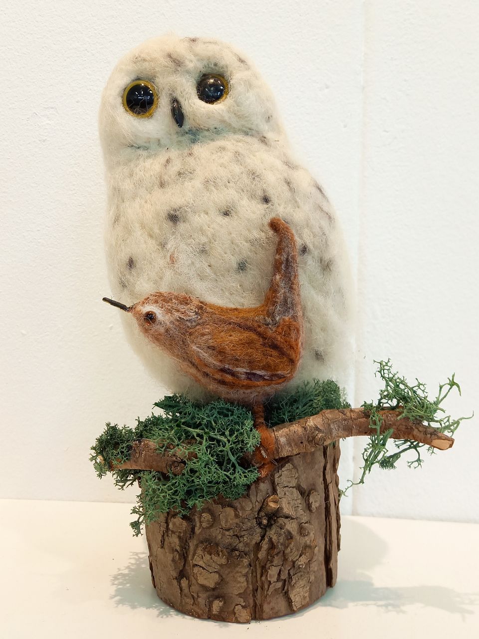 Naaldviltsculptuur Het kleine winterkoninkje en zijn grote vriend