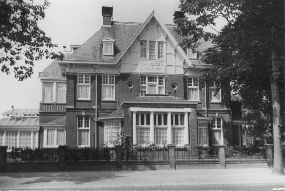 De Dr. Veegerkliniek in de villa Saxon Holme, ontworpen in 1914 door de broers Charles en Henri Estourgie i.o.v. F.H. Hague


Collectie	Fotocollectie Regionaal Archief Nijmegen
Auteursrecht	CC-BY-SA
Auteursrechthouder	J.F.M. Trum