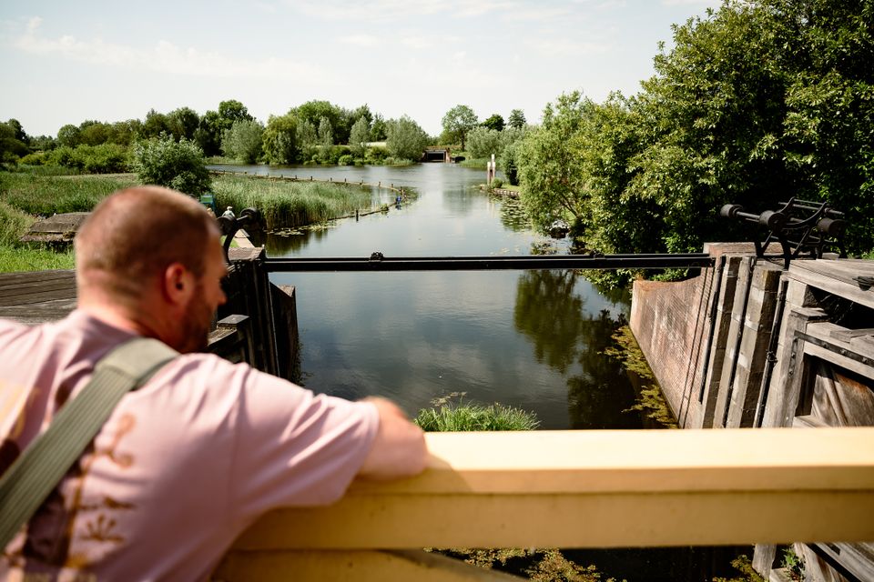 Man kijkt bij Sluizencomplex Asperen