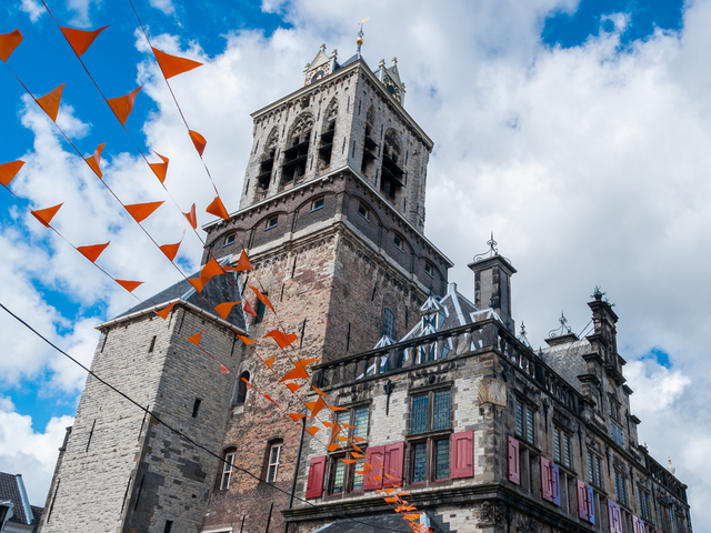 Het Stadhuis van Delft versierd met oranje vlaggen