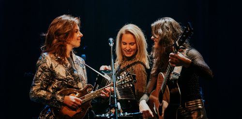 Drie vrouwen met muziekinstrumenten