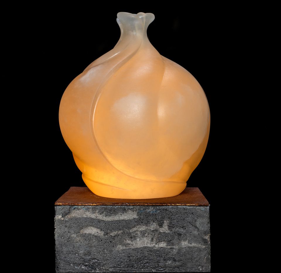 Een oranje kunstvoorwerp dat wordt tentoongesteld