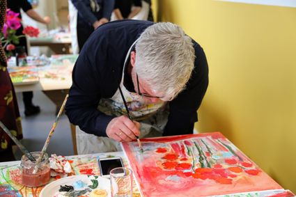 Man schildert in het atelier van Singer Laren tijdens workshop