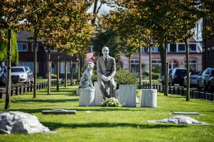 Joods monument in Woerden met beeld van man en hond aan de Prins Bernhardlaan, plek voor herdenking van slachtoffers uit de Tweede Wereldoorlog