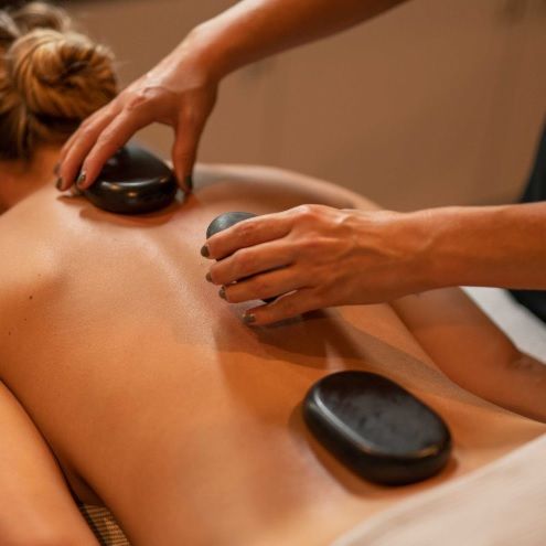 blote vrouw met stenen op haar rug