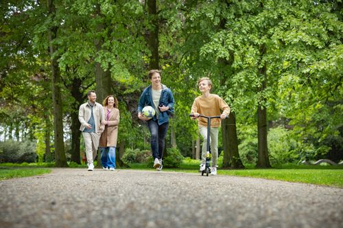 Gezin geniet van het slotpark