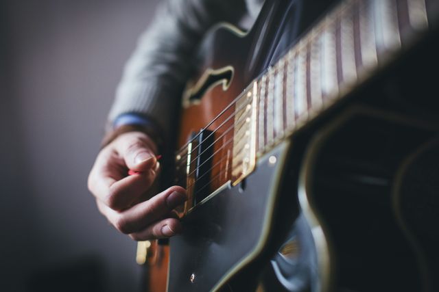 Gitarist speelt een acoustische set