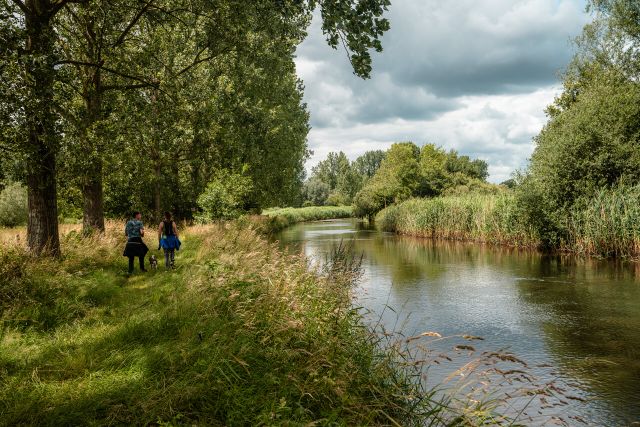 2 wandelaars langs het water in Boktse Beemden