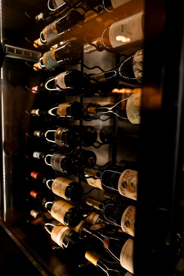 Wijnrek met diverse flessen bij 3 Keuken & Bar in Oudewater