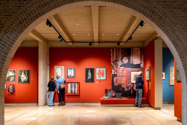 Bewoners van Beleef- en Zorgboerderij It Klokhús in het Jopie Huisman Museum.