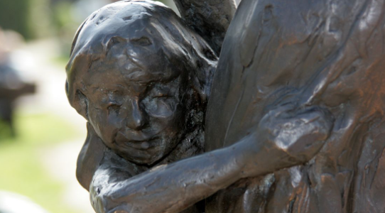 Beeld Het kind is er nog van Loek Groenteman.