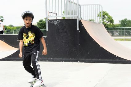 jongetje bij skateboard-ramp