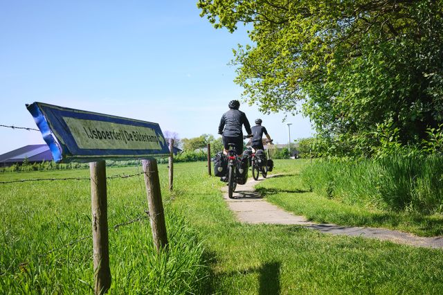 Twee fietsers op het fietspad richting De Buterkamp.