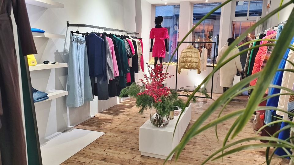 WEN Boetiek Wyck Maastricht interieur kledingrekken en etalage pop