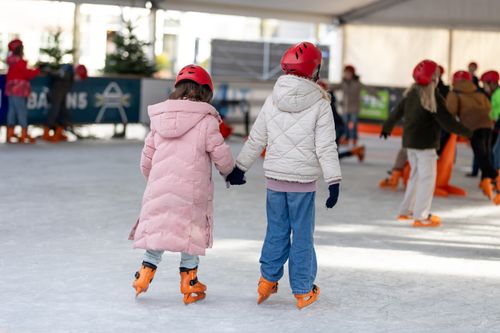 Kinderen die schaatsen