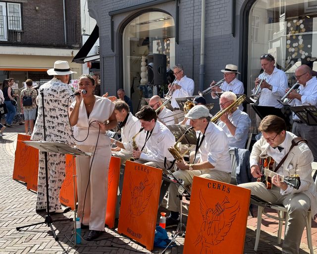 Muziekgroep speelt in Bussum tijdens Koopjesdag