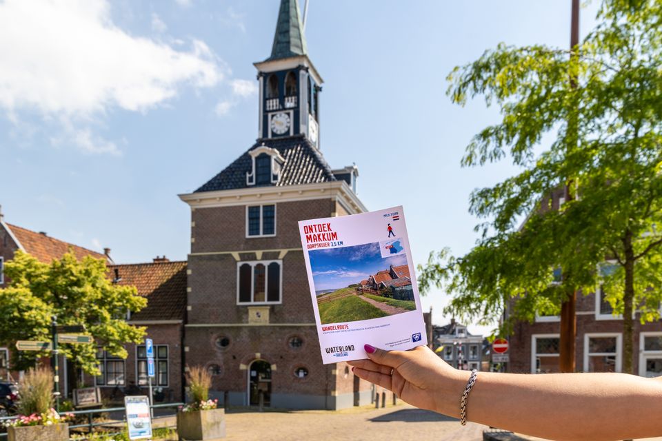 Stadswandeling Makkum - hand met wandeling voor de Waag van Makkum