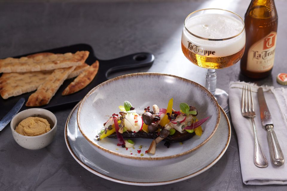 Een bord eten en een speciaalbiertje bij La Trappe in het proeflokaal.