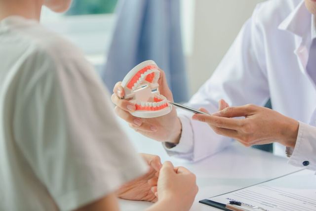 A dentist giving an explanation about teeth care.