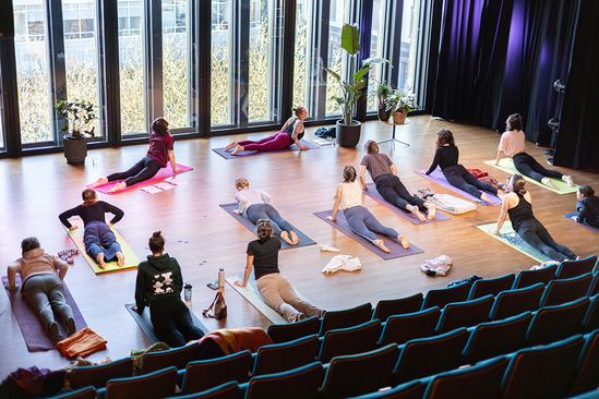 Poëzie & yoga  met dichter Roan Kasanmonadi