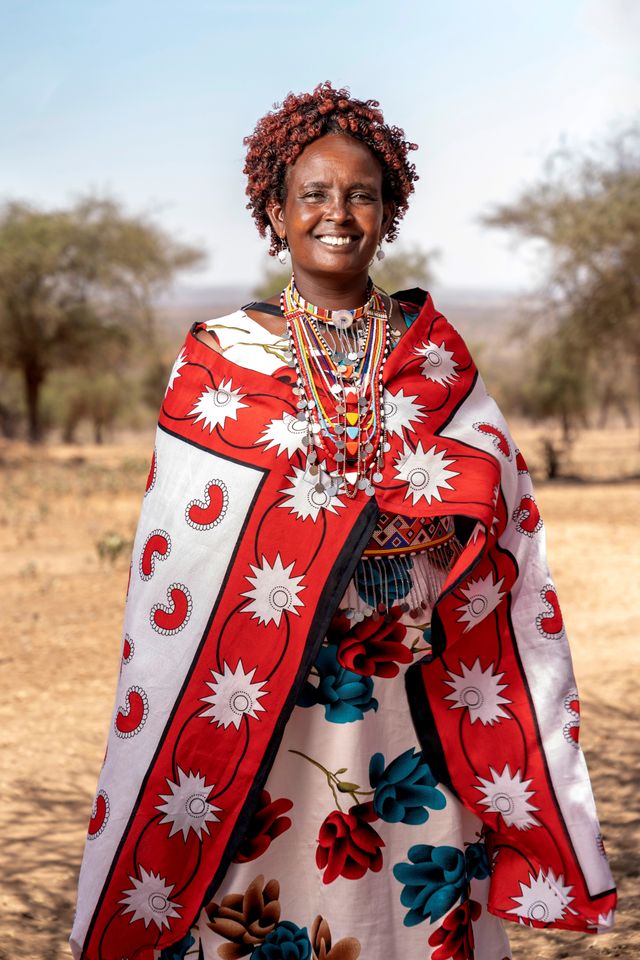 Sacha de Boer, foto uit Kenia van vrouw met veelkleurige kleding