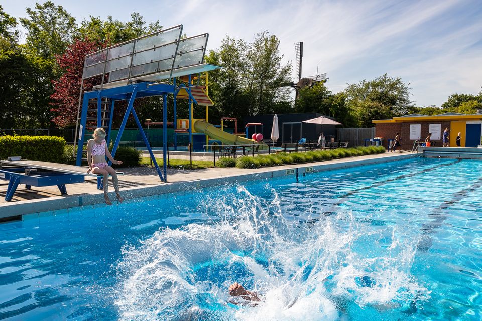 Zwemmen bij zwembad Mounewetter tijdens een minivakantie in Witmarsum en Bolsward.