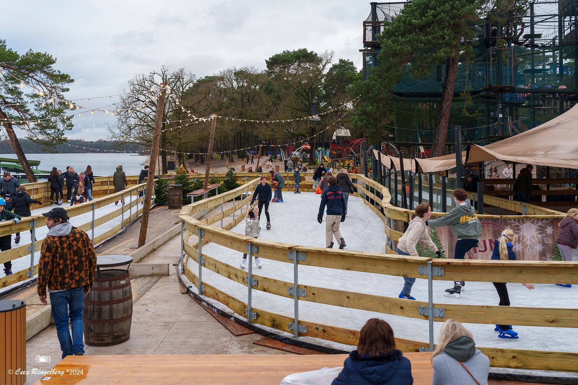 Schaatsbaan in de buitenlucht bij het strand
