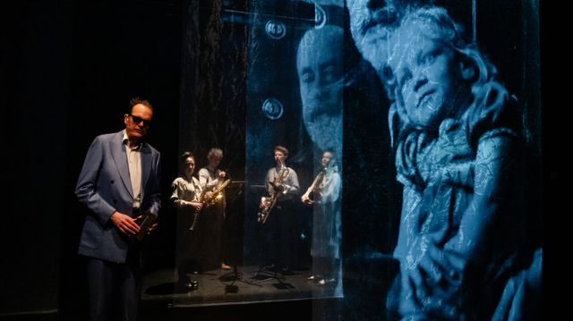 Vincent Bijlo, en de muzikanten op het podium