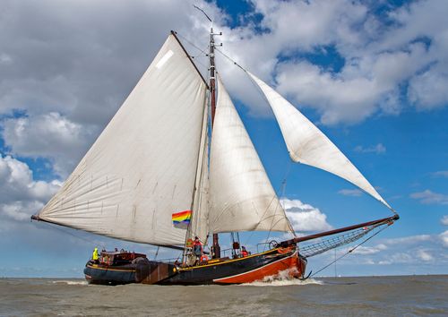 Een zeilboot op het water
