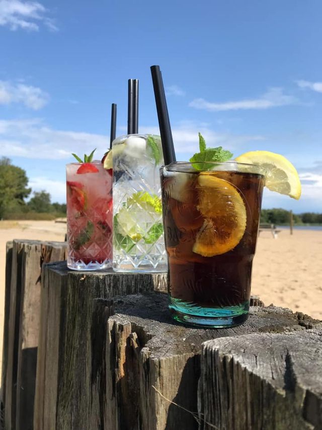 Cocktails bij beachclub Vifero