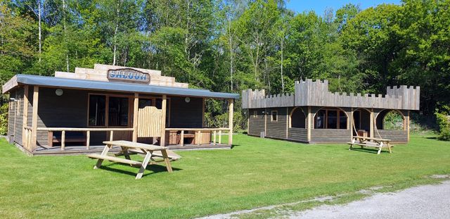 Mit der ganzen Familie in einer wunderschönen Kasteel- oder Saloonlodge übernachten – direkt gegenüber dem Spielplatz, also besonders praktisch!