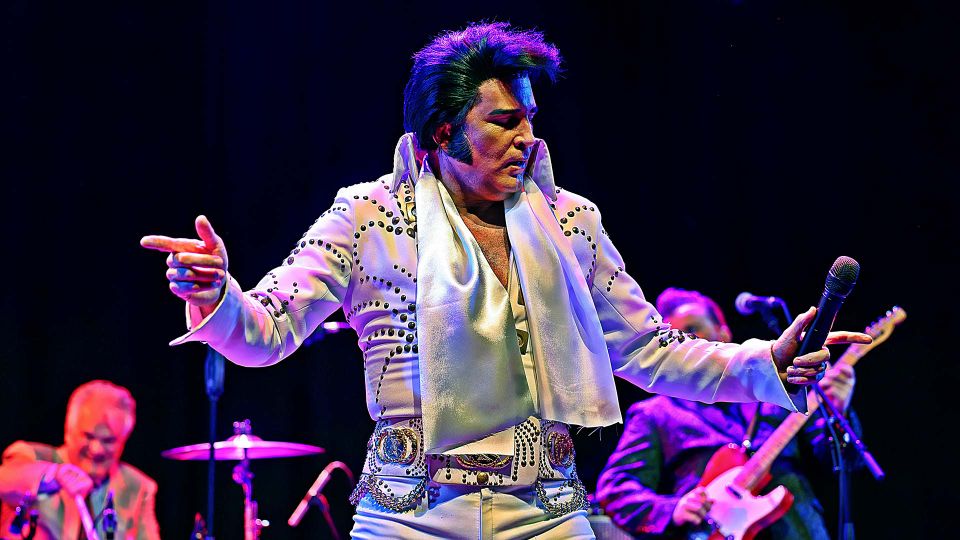 Een foto van iemand die is verkleed als Elvis