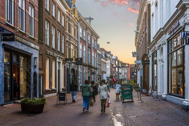 Winkelend publiek in de Bakkerstraat in Arnhem