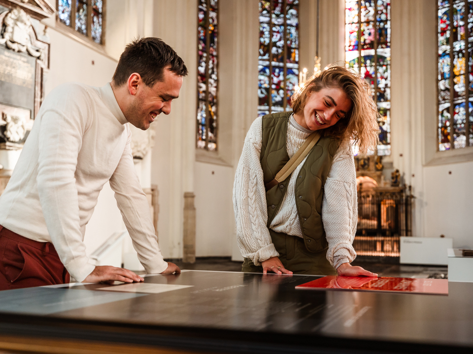 Een koppel op bezoek in de Oude Kerk in Delft
