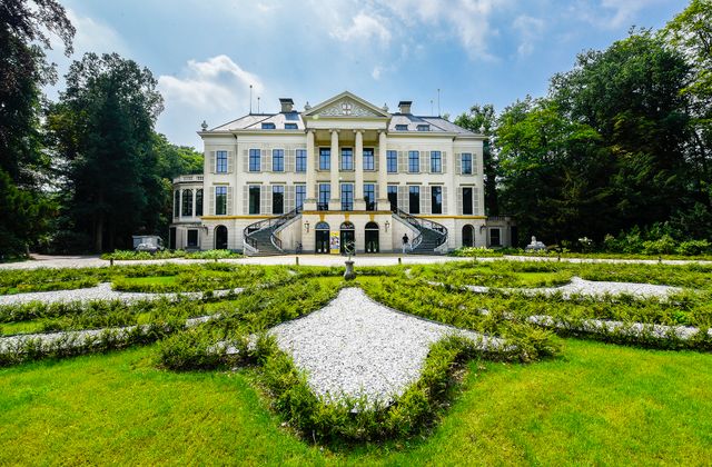 Het vooraanzicht van Parc Broekhuizen en haar groene tuinen