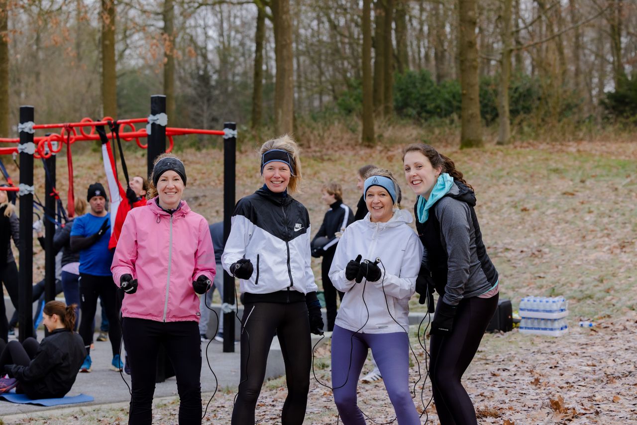vier vrouwen aan het sporten