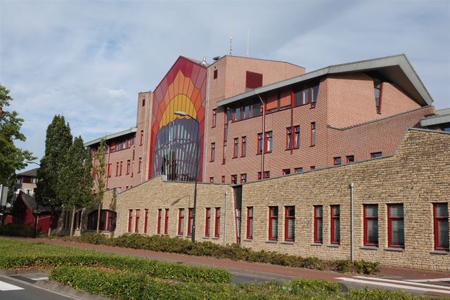 Kleurrijk gemeentehuis Reusel-De Mierden, architect Max van Huut