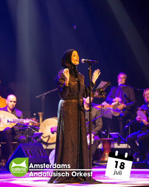Een vrouw die een optreden geeft
