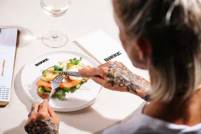 BIKKE Maastricht persoon eten aan tafel