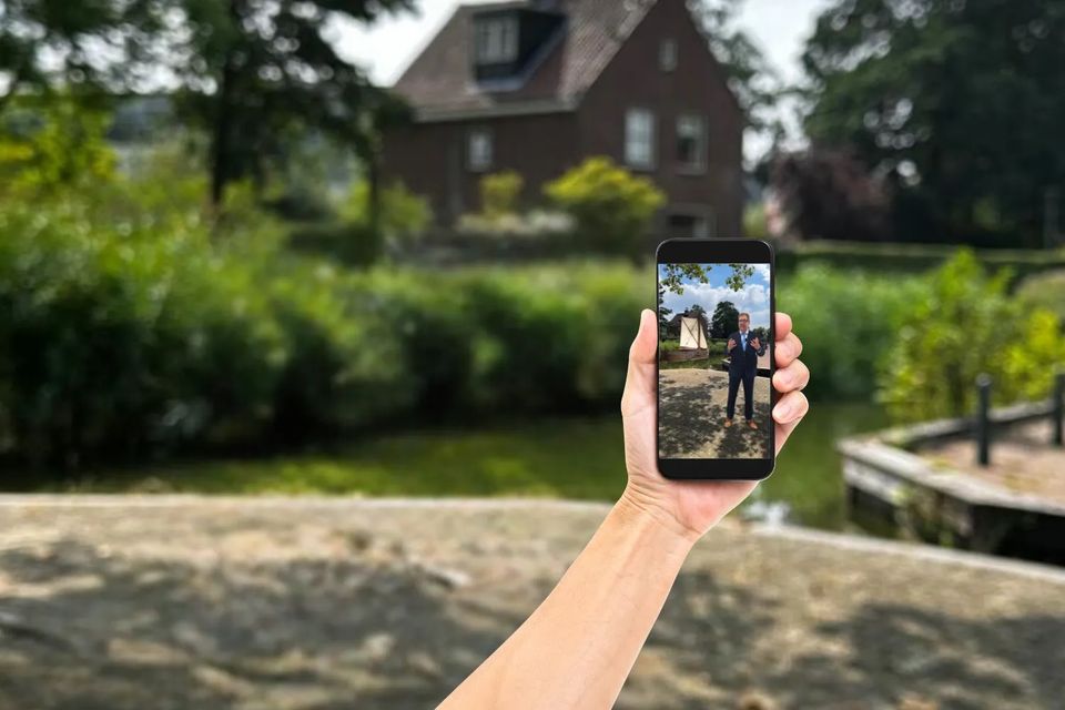 Afbeelding met arm en hand die telefoon vasthoudt in Groene Hart
