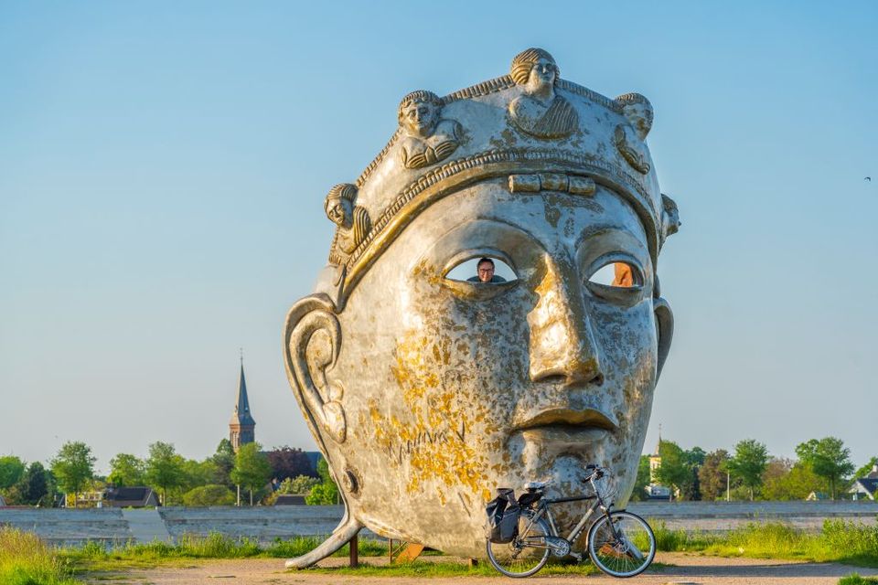 Het Gezicht van Nijmegen op stadseiland Veur-Lent. Het beeld van Andreas Hetfeld is geïnspireerd op een verzilverde Romeinse gezichtshelm die in 1915 uit de Waal werd opgedregd. Het origineel is te zien in het Valkhof Museum.